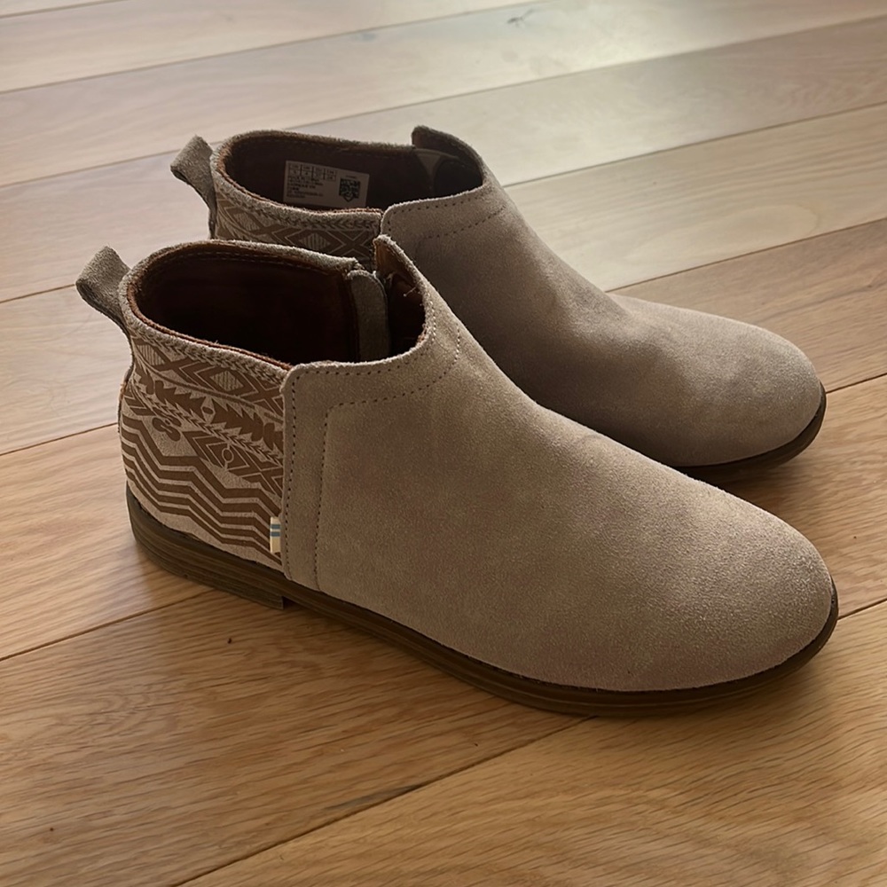 Toms boots. Like new